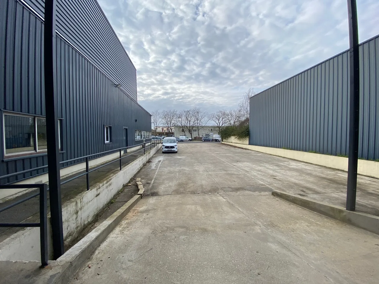 logistics - Mixed Light Industrial Premises / Offices For Rent - gallery - 8