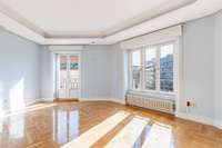 living - Piso de 350m² en venta en Recoletos, Madrid - gallery thumbnail - 9