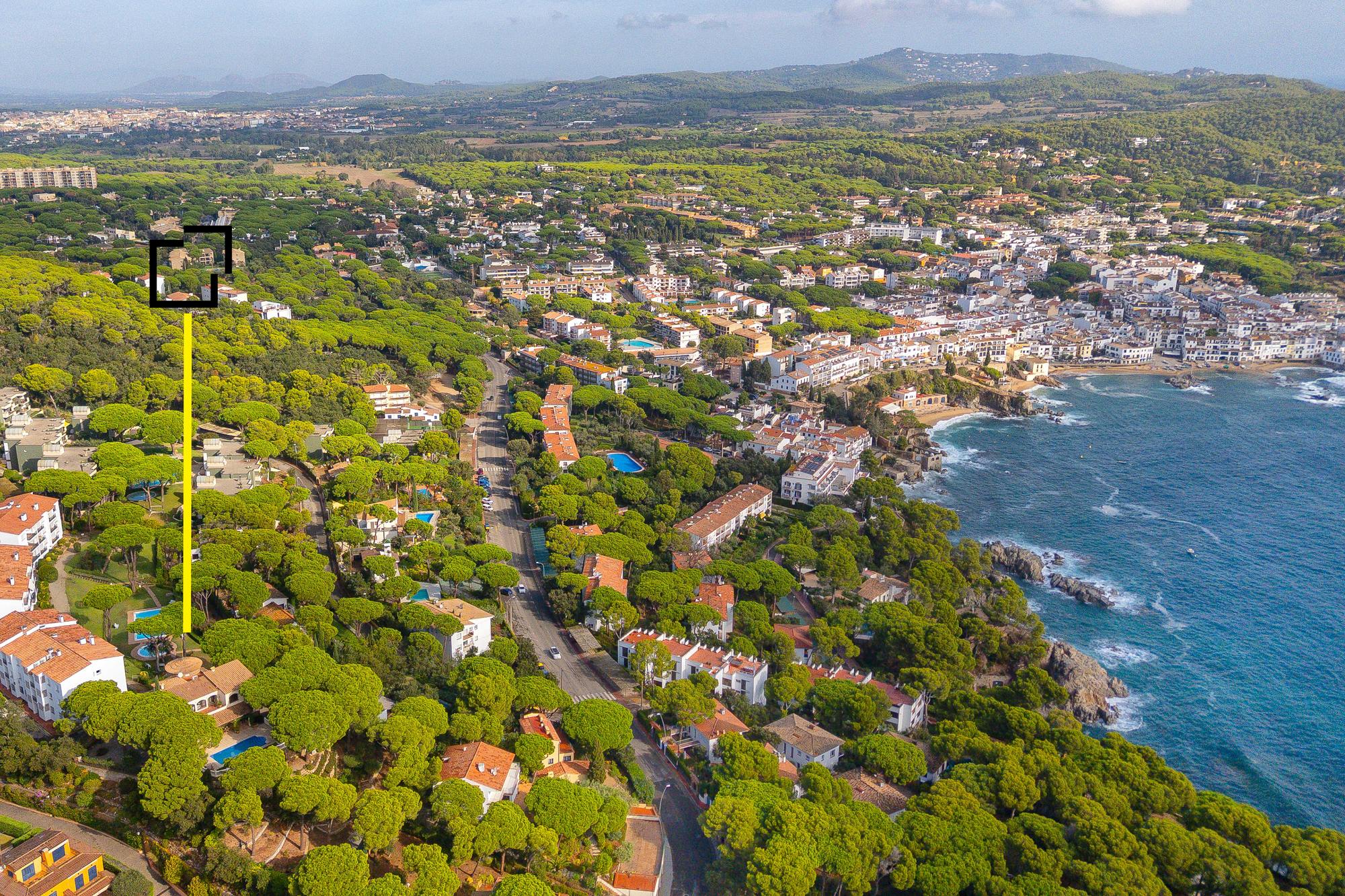 living - Casa con piscina y vistas panorámicas en venta en El Golfet - featured