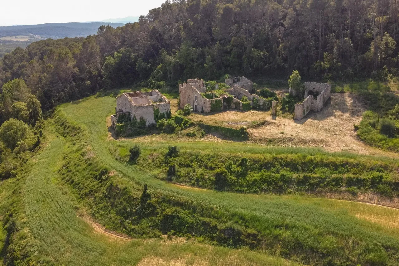 living - Casa rural de 1,300m² en venta en Alt Empordà, Girona - gallery - 3