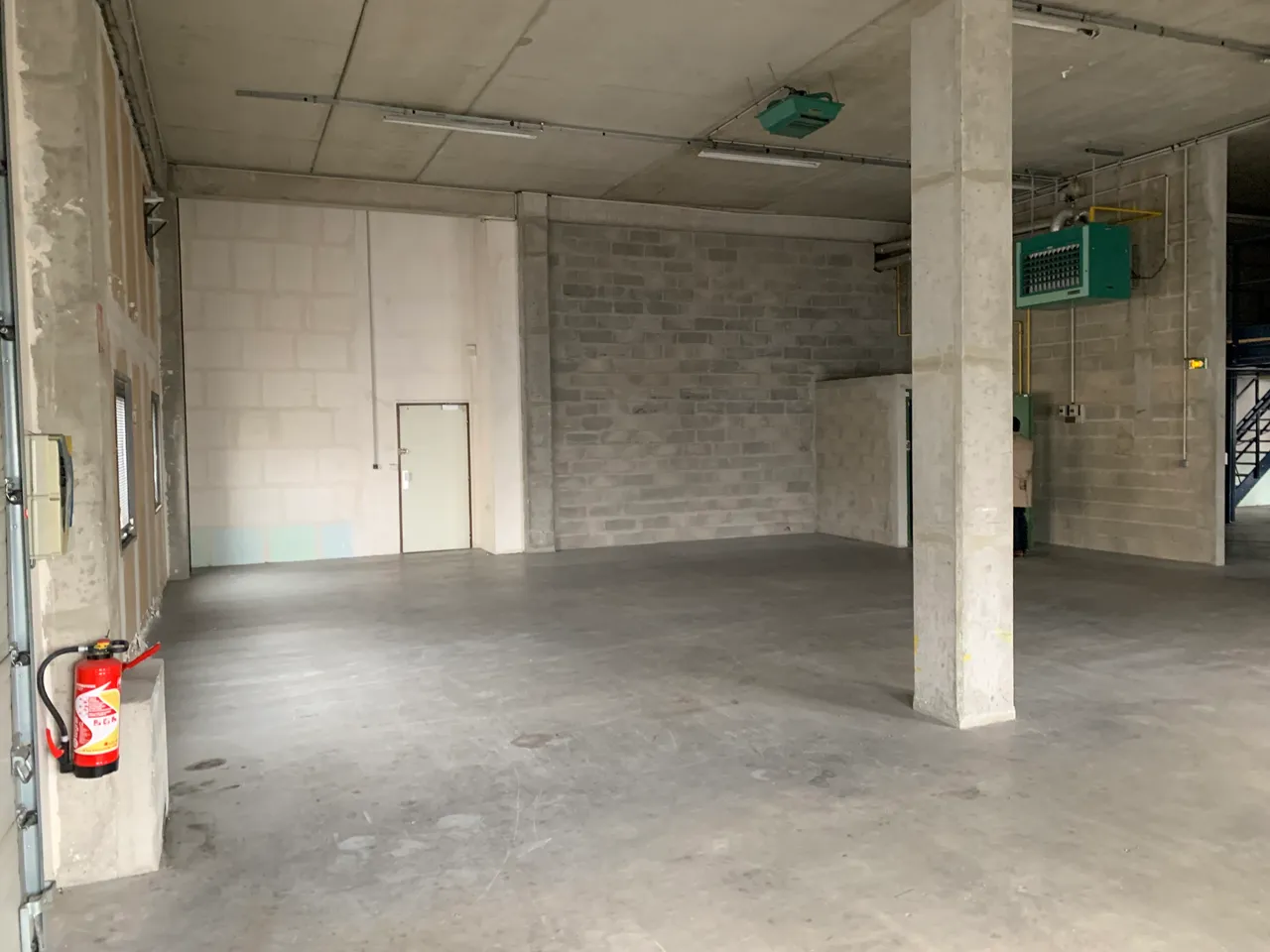 logistics - Light Industrial Premises / Offices For Rent - gallery - 2