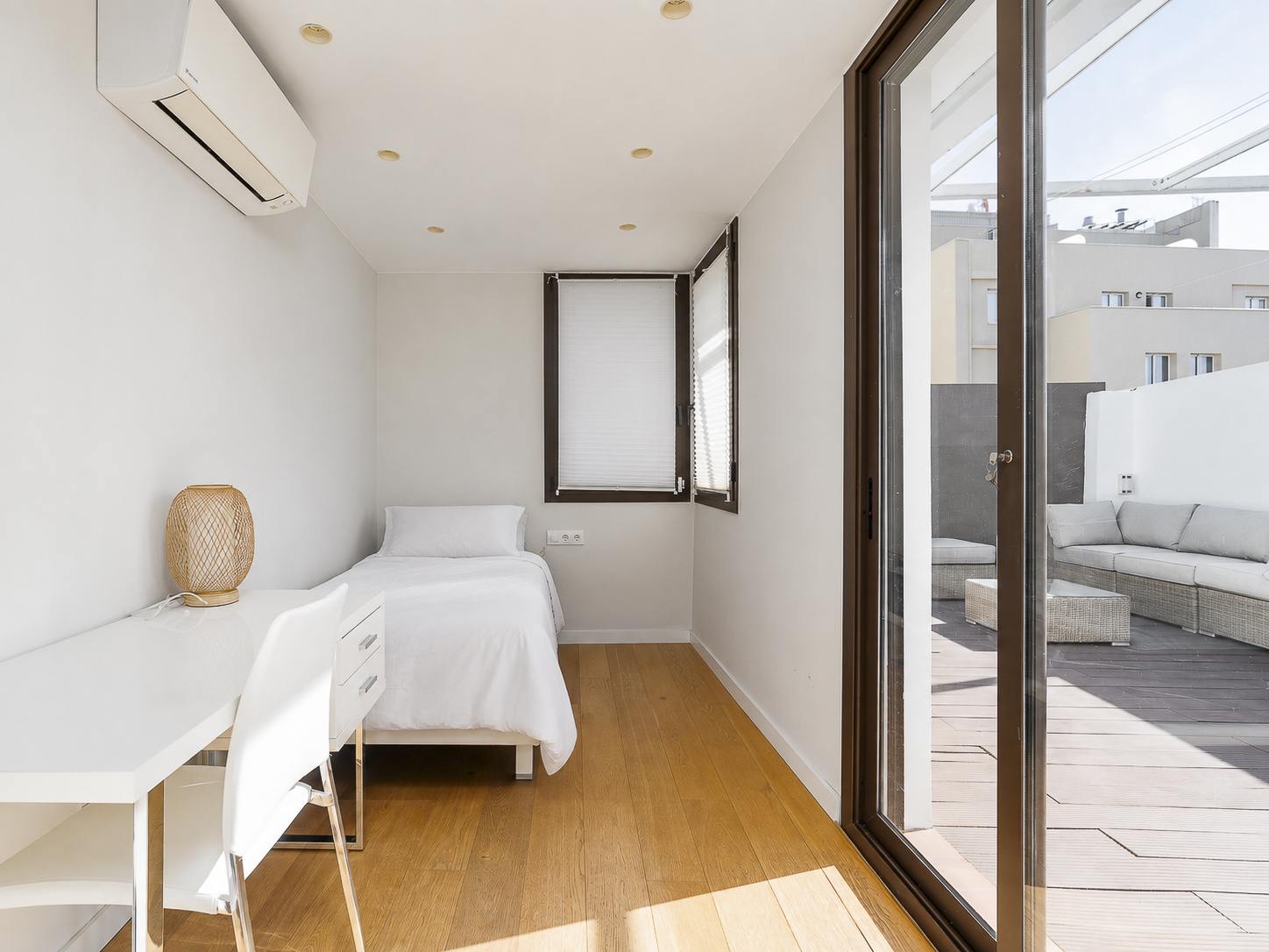 living - Ático de 73m² con 57m² terraza en venta en Eixample Derecho - gallery thumbnail - 8