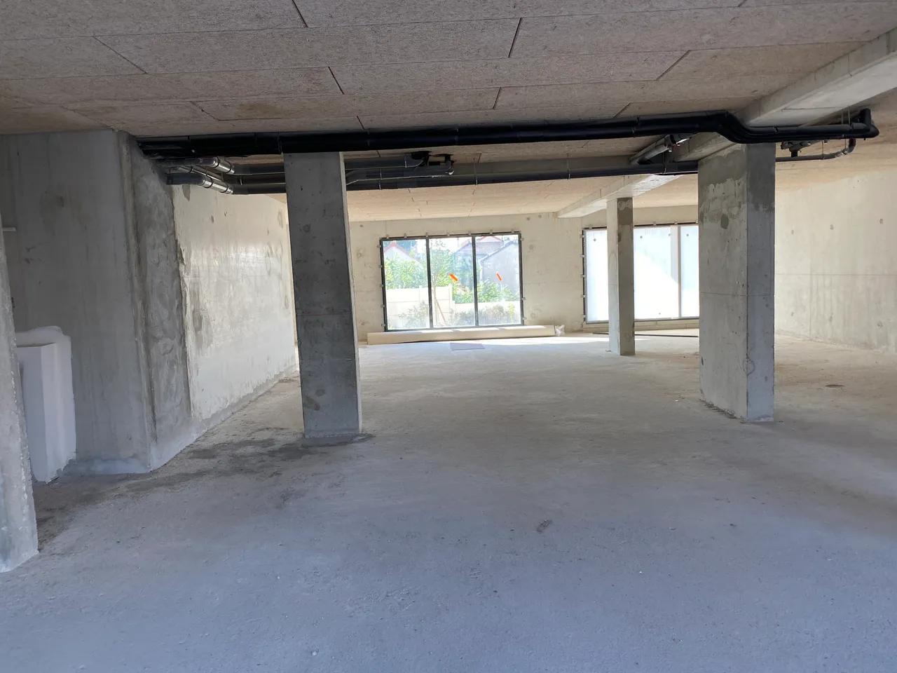 retail - Shop At The Foot Of The Building For Rent - gallery - 7