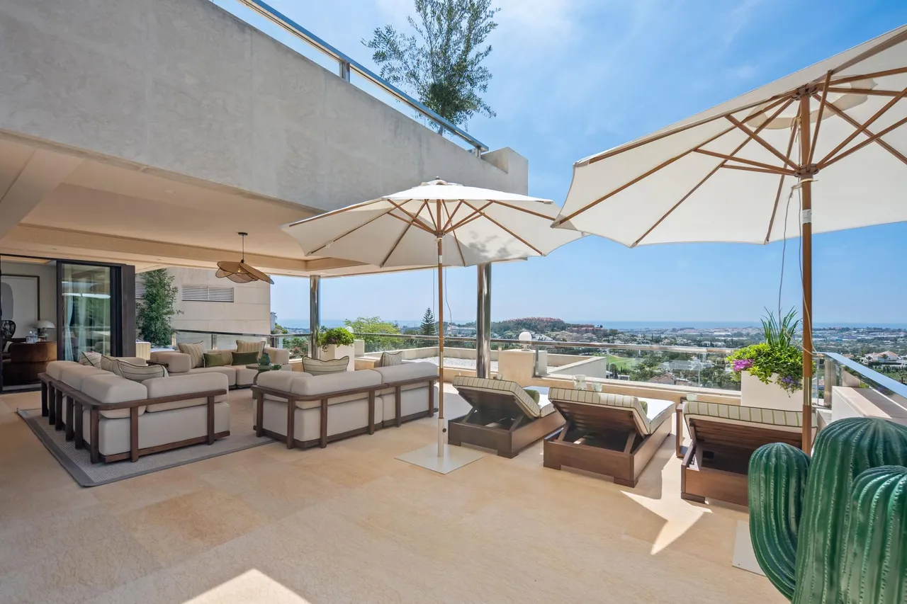 living - Piso de 576m² con 446m² terraza en venta en Nueva Andalucía - gallery - 3