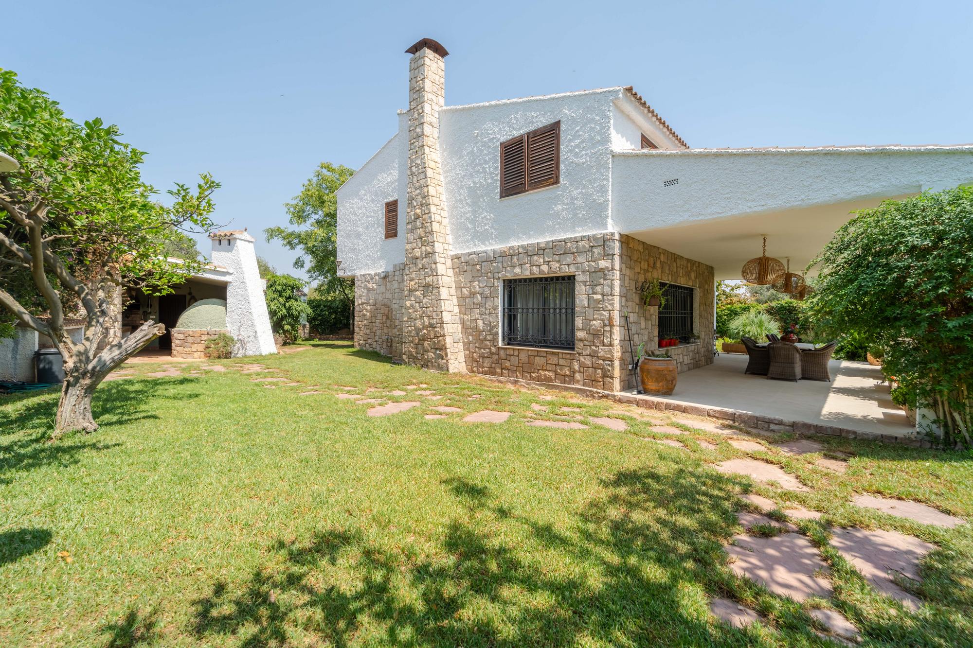 living - 344m² house / villa with 3,000m² garden for sale in Godella / Rocafort - featured