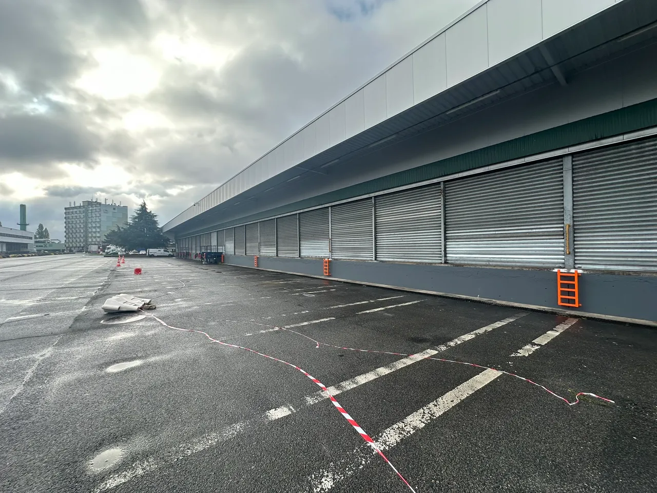 logistics - Courier Warehouse For Rent - gallery - 3