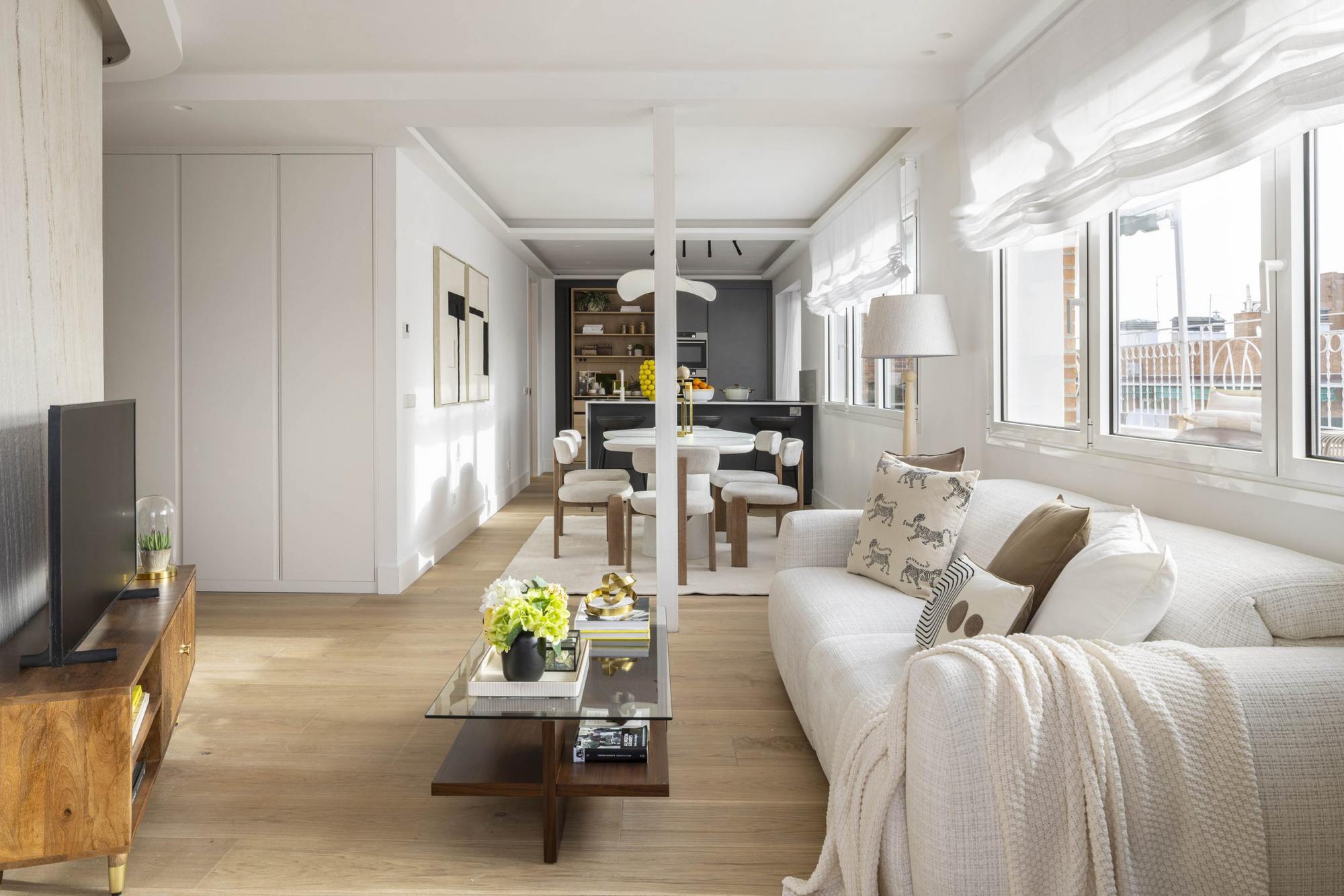 living - Piso de 127m² con 65m² terraza en venta en Almagro, Madrid - featured