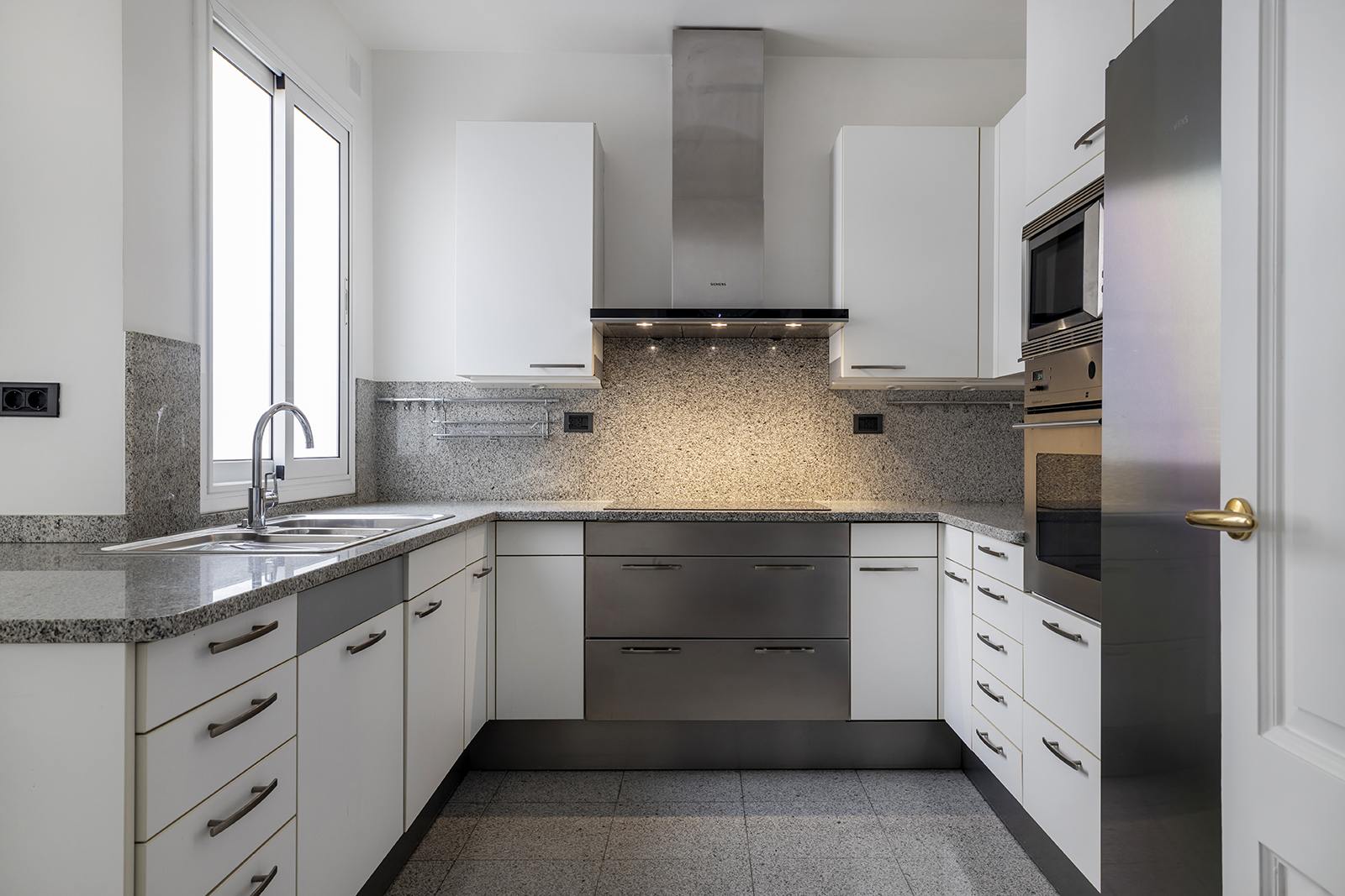 living - Piso de 200m² en alquiler en Eixample Derecho, Barcelona - gallery thumbnail - 9