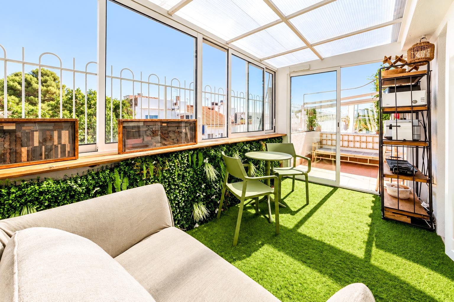 living - Ático de 96m² con 36m² terraza en venta en Sitges Town - gallery thumbnail - 4