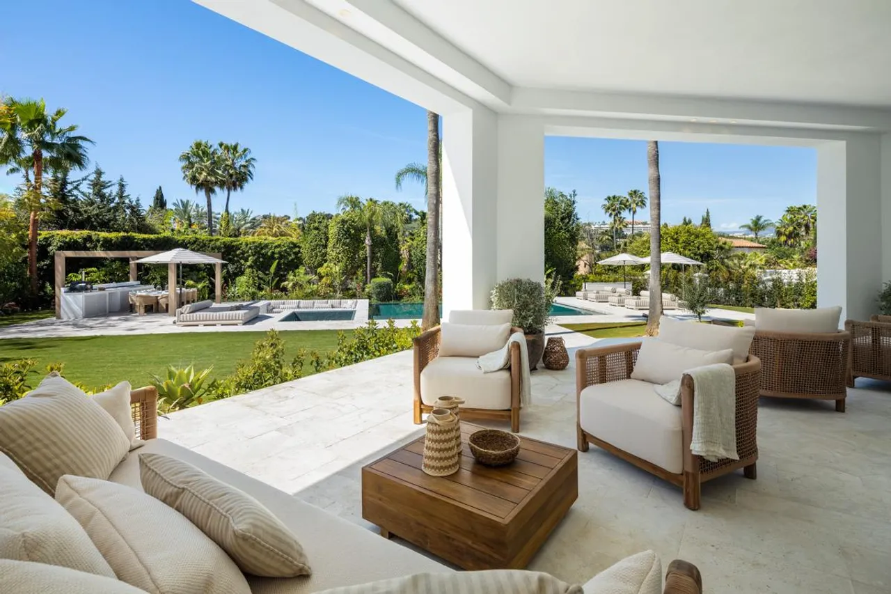 living - 722m² house / villa with 150m² terrace for sale in Nueva Andalucía - gallery - 3