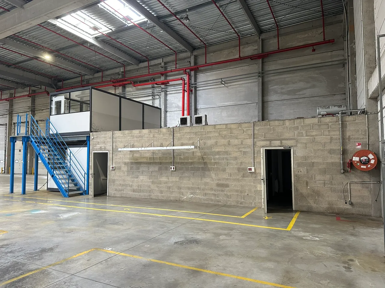 logistics - Logistics Warehouse For Rent - gallery - 9