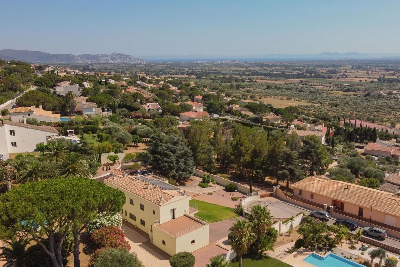 living - Casa / villa de 483m² en venta en Bahía de Rosas - gallery - 7