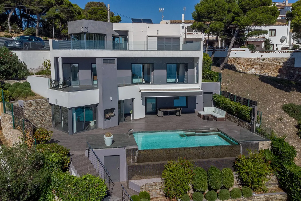 living - 315m² house / villa for sale in Sa Tuna, Costa Brava - gallery - 4