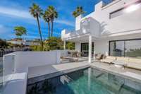 living - Golden Hills - Villas y áticos contemporáneos en El Paraíso, Estepona - gallery thumbnail - 2