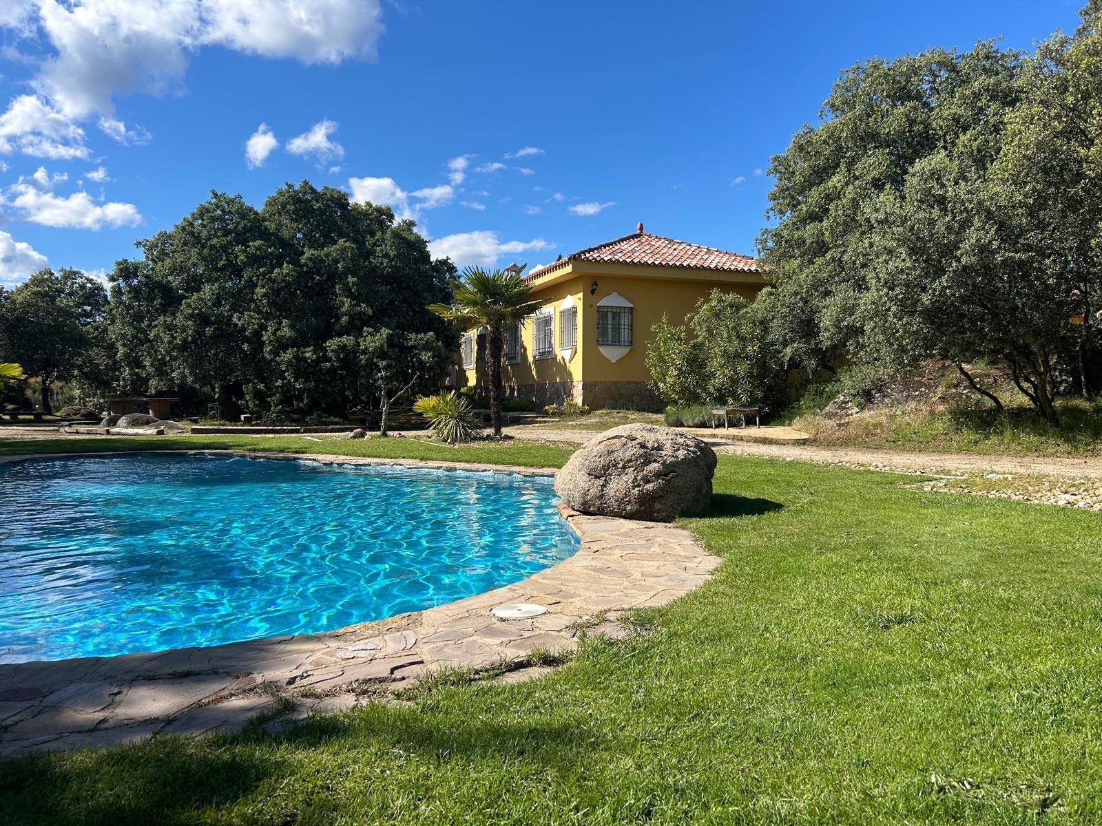 living - Casa rural de 664m² en venta en Sierra de Madrid, Madrid - gallery thumbnail - 5