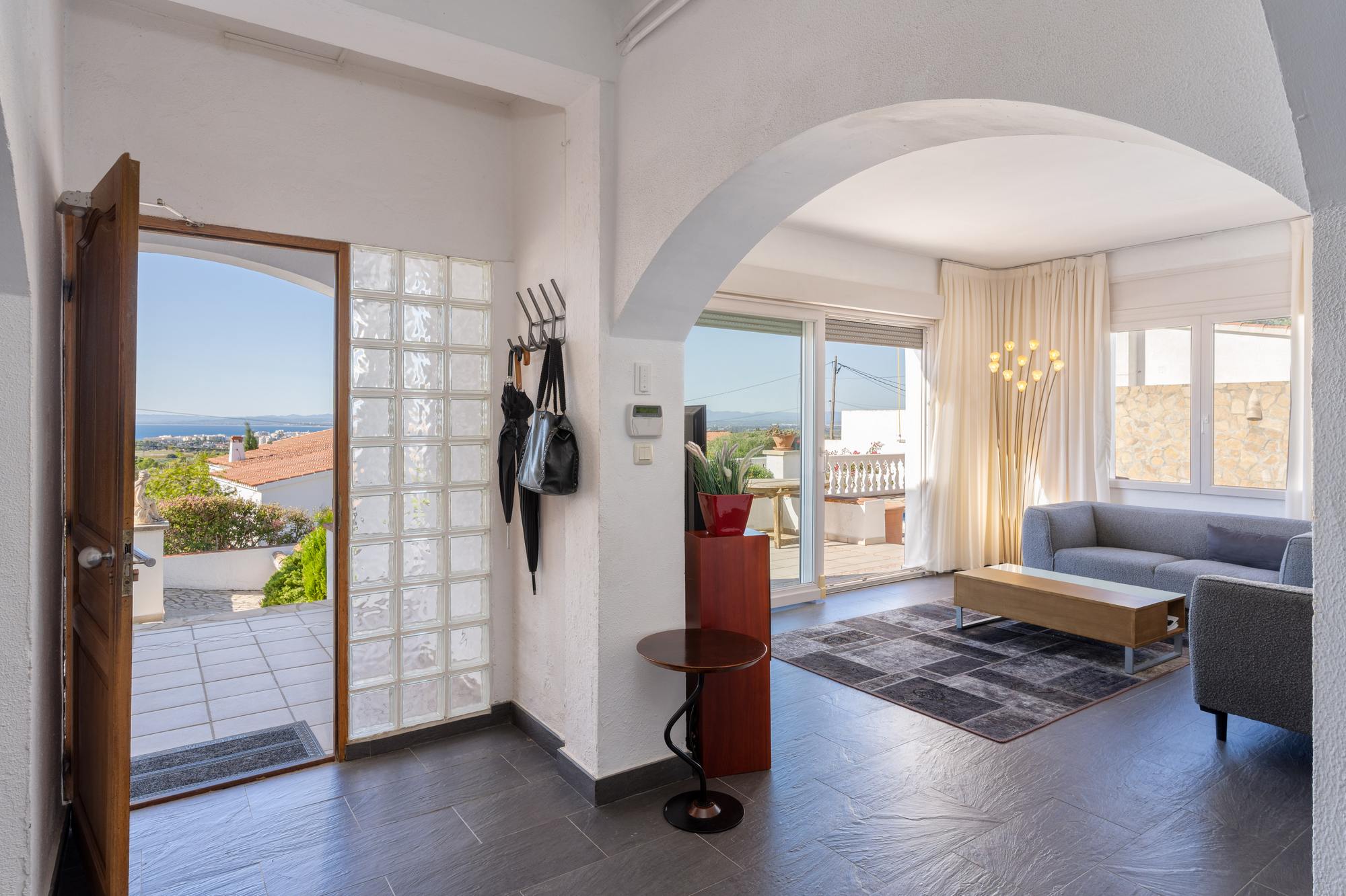 living - Casa / villa de 290m² con 57m² terraza en venta en Bahía de Rosas - gallery thumbnail - 3