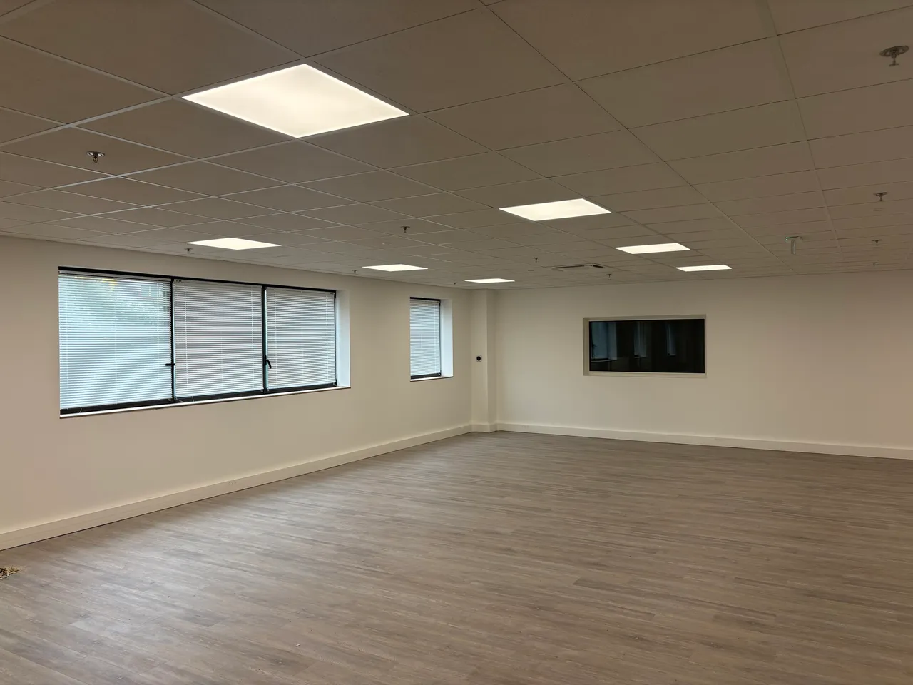 logistics - Logistics Warehouse For Rent - gallery - 3