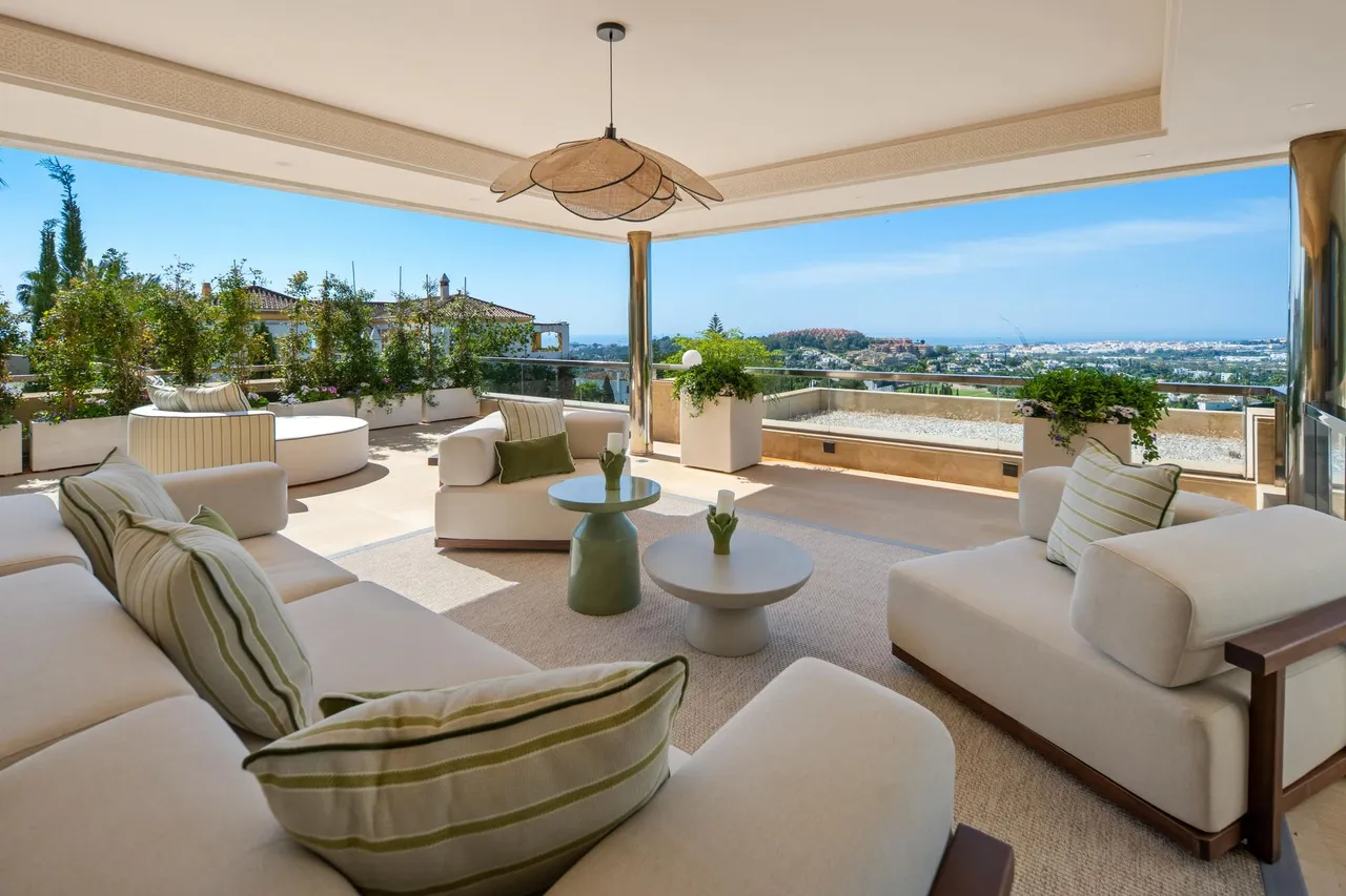 living - Piso de 576m² con 446m² terraza en venta en Nueva Andalucía - gallery - 8