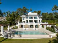 living - 1,112m² house / villa with 2,529m² garden for sale in Nueva Andalucía - gallery thumbnail - 1