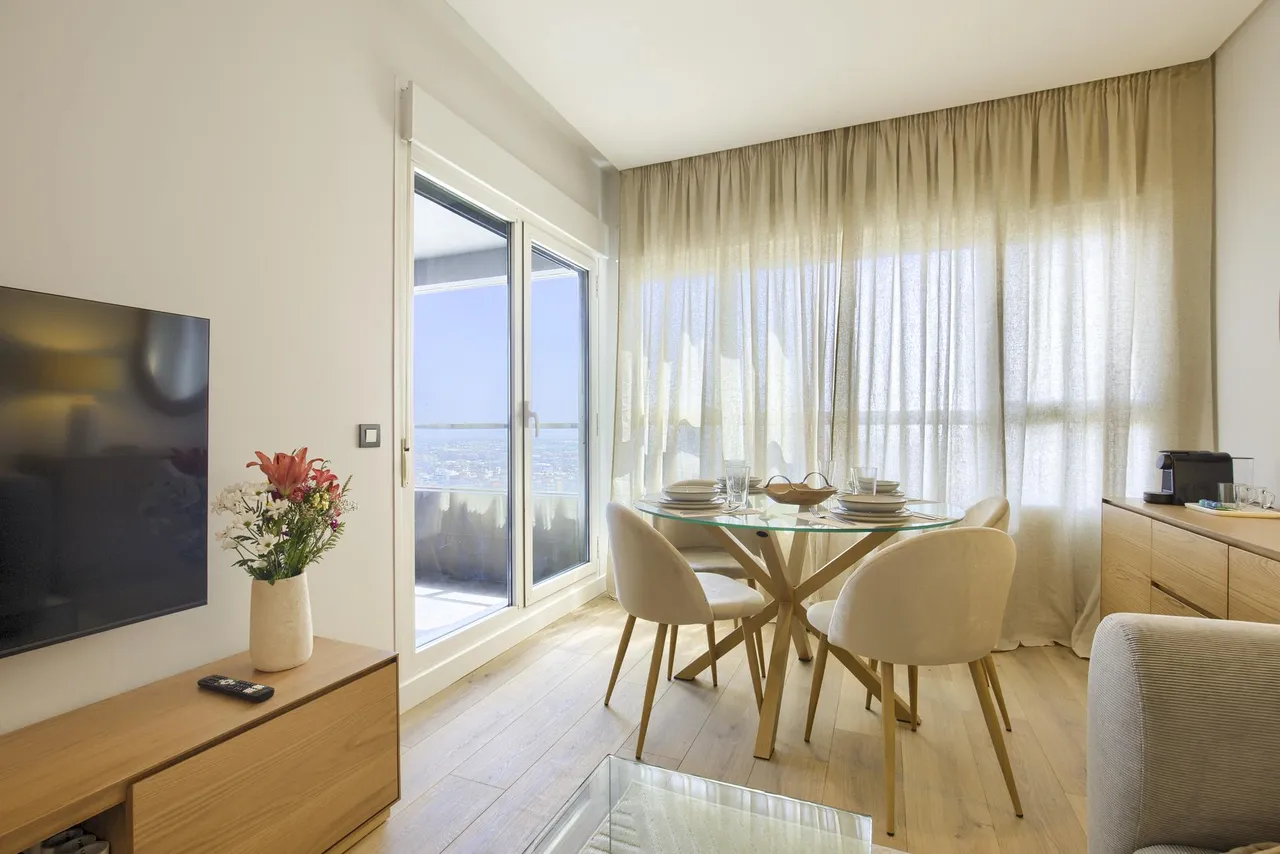 living - 60m² apartment for rent in Sanchinarro, Madrid - gallery - 4