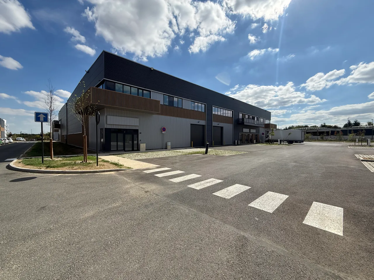 logistics - Light Industrial Premises / Offices For Rent - gallery - 2