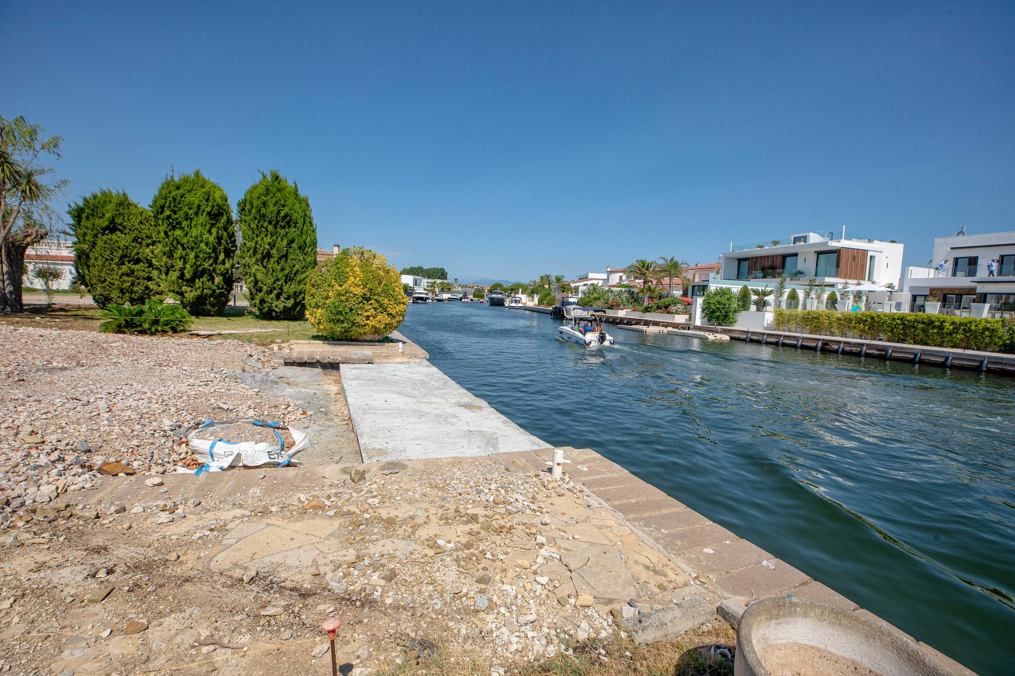 living - 500m² plot for sale in Empuriabrava, Costa Brava - gallery thumbnail - 8