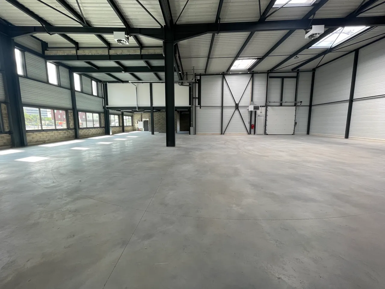 logistics - Light Industrial Premises / Offices For Sale - gallery - 3