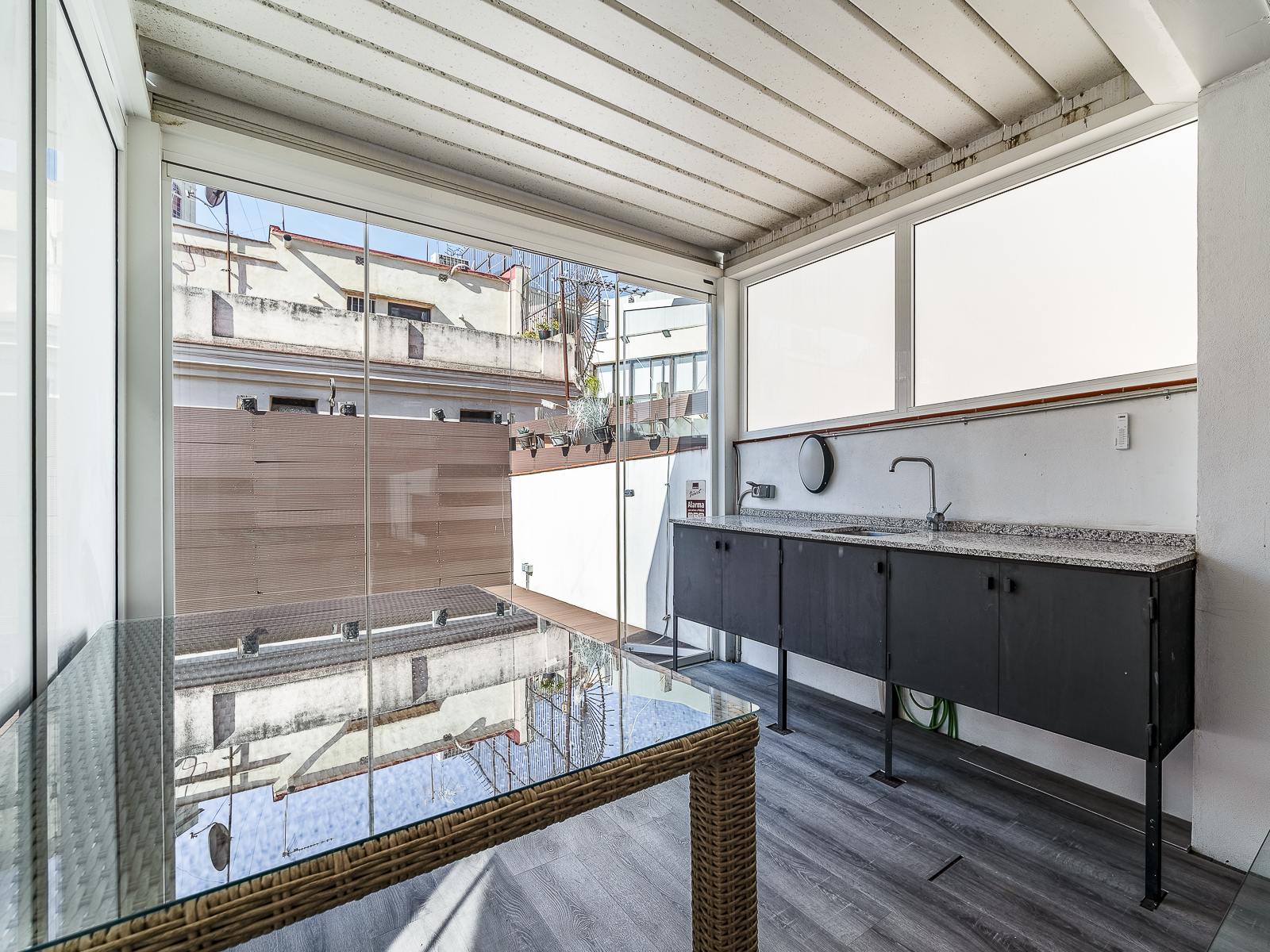 living - Ático de 73m² con 57m² terraza en venta en Eixample Derecho - gallery thumbnail - 1