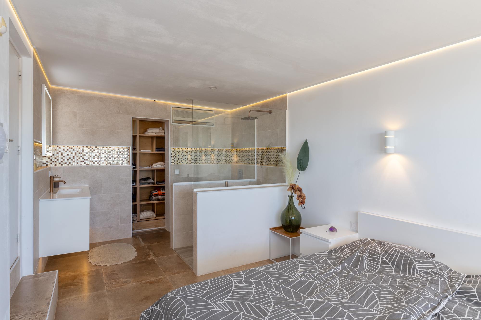 living - 290m² house / villa with 57m² terrace for sale in Bay of Roses - gallery thumbnail - 10