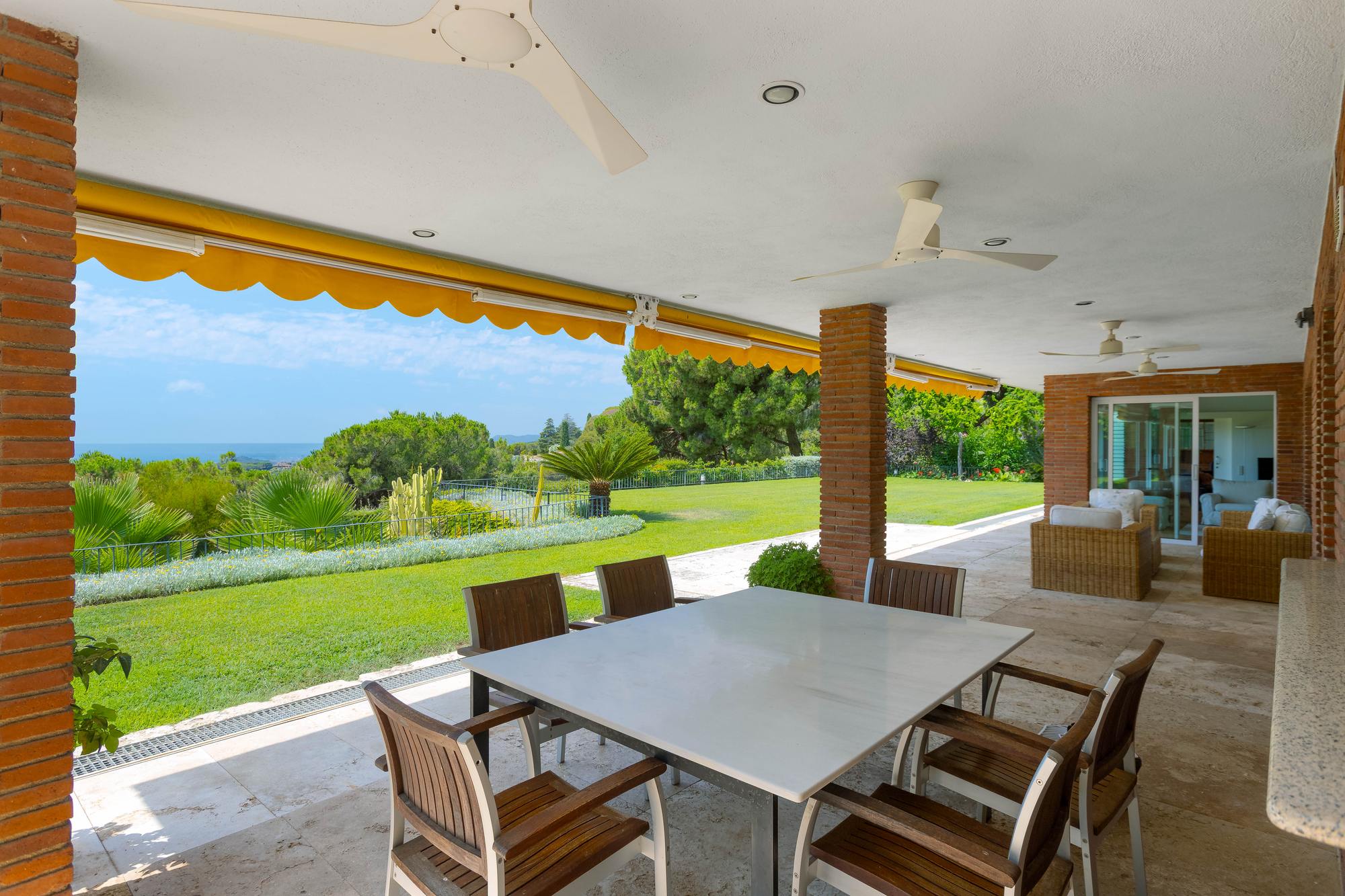living - 637m² house / villa for sale in Sant Vicenç de Montalt - gallery thumbnail - 1