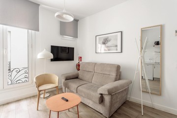 living - Piso de 93m² en alquiler en Sol, Madrid - featured