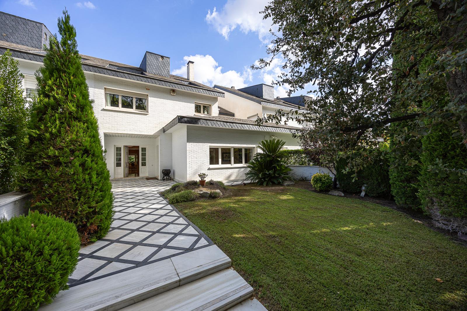 living - 592m² house / villa with 489m² garden for sale in Pedralbes - gallery thumbnail - 4