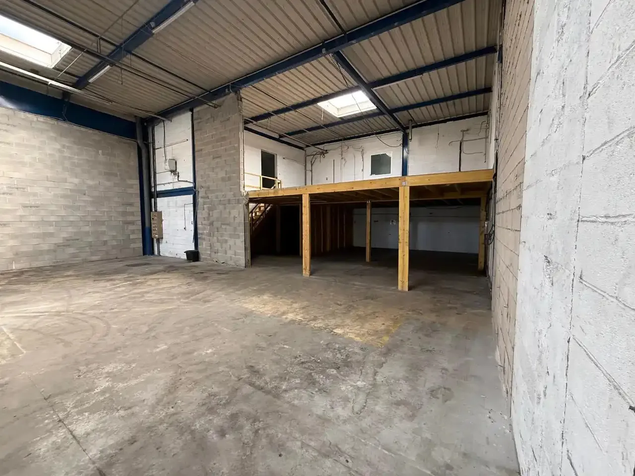 logistics - Light Industrial Premises / Offices For Rent - gallery - 4