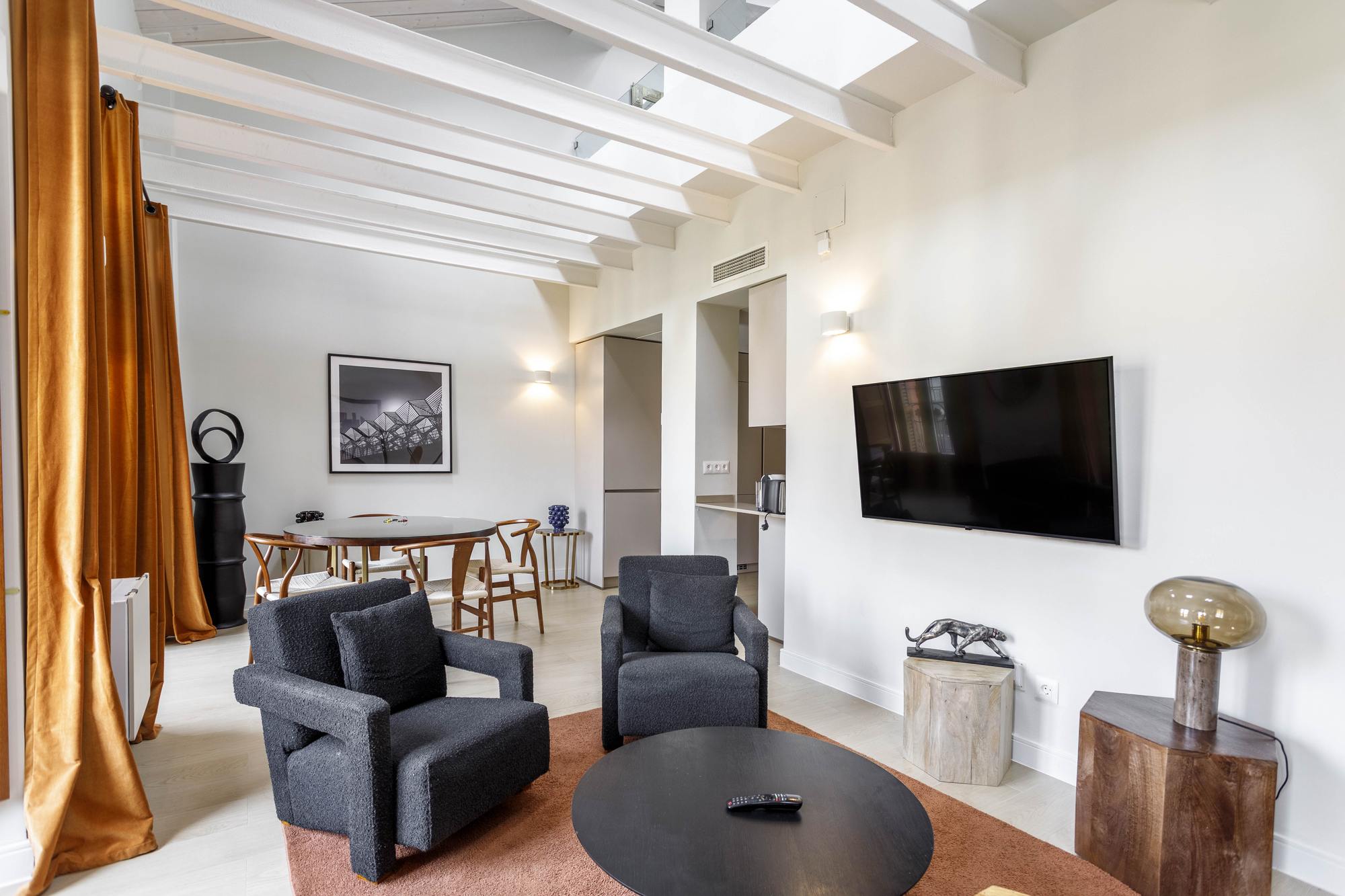 living - Piso de 133m² con 7m² terraza en alquiler en Malasaña - gallery thumbnail - 9