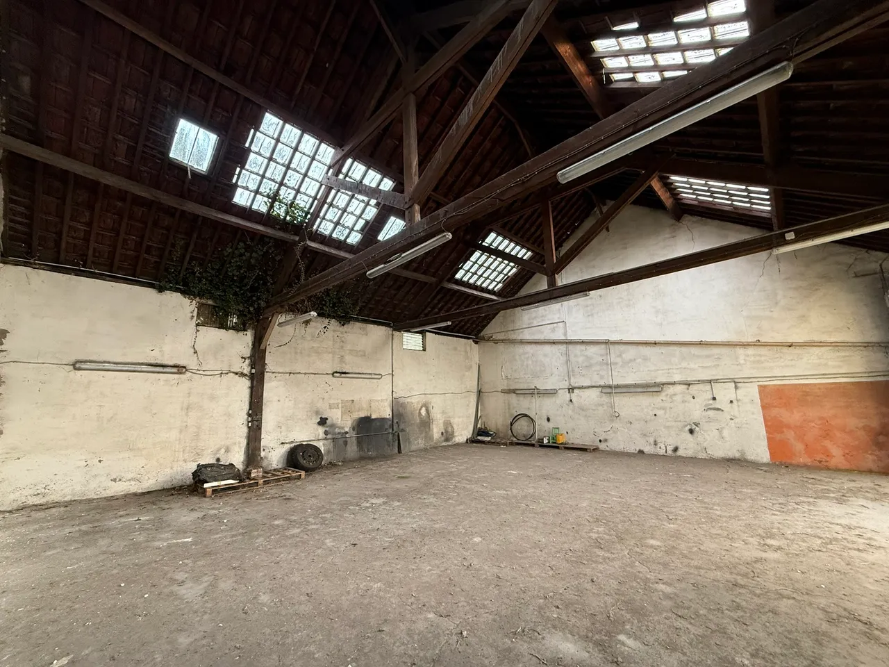 logistics - Mixed Light Industrial Premises / Offices For Sale - gallery - 3