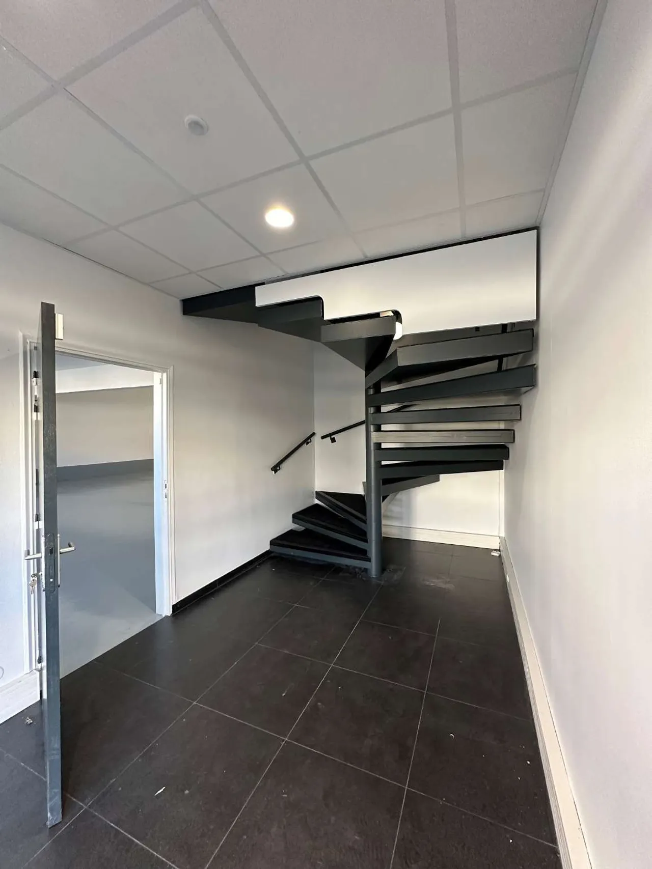 logistics - Light Industrial Premises / Offices For Rent - gallery - 4