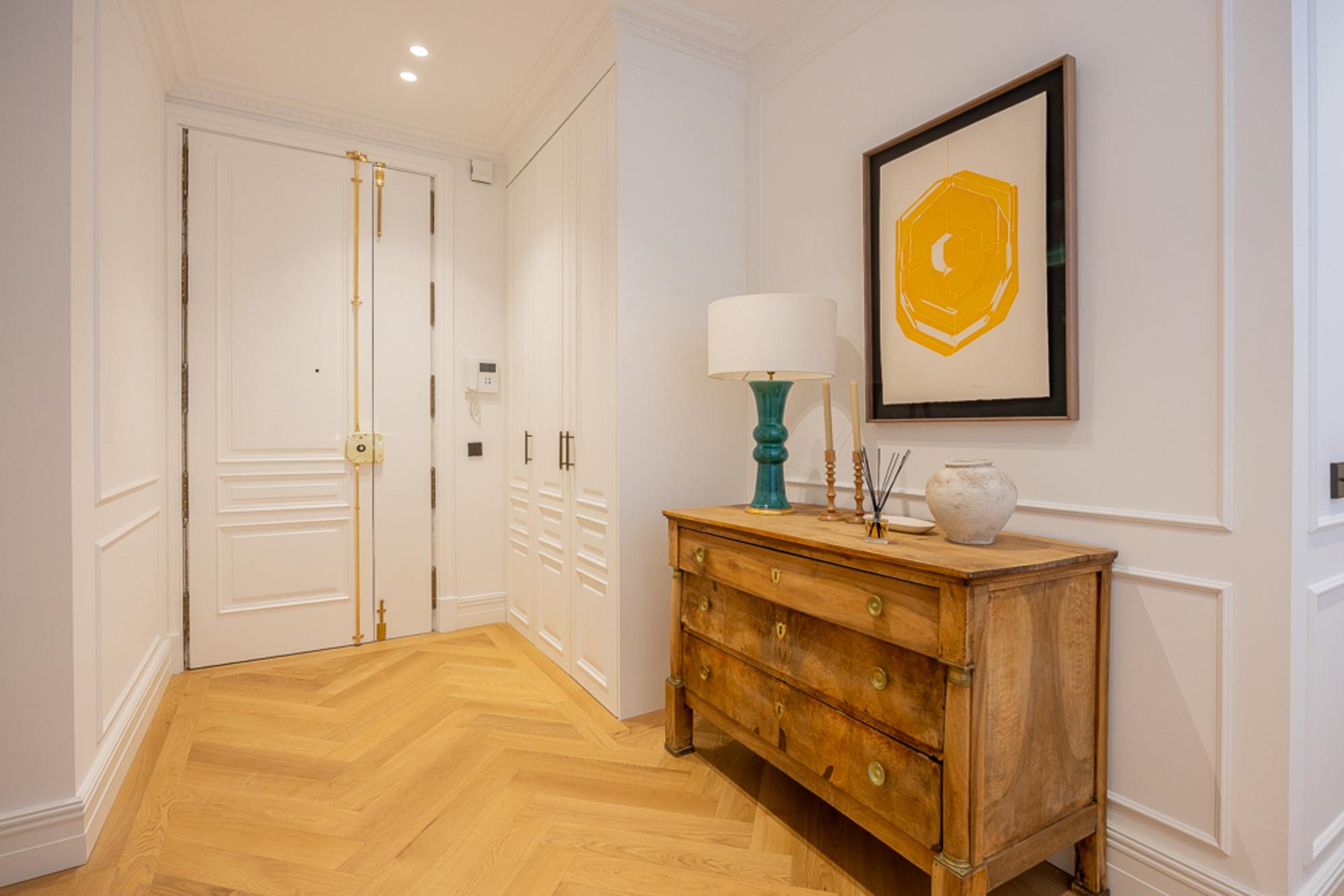 living - Piso de 245m² en venta en Almagro, Madrid - gallery thumbnail - 8