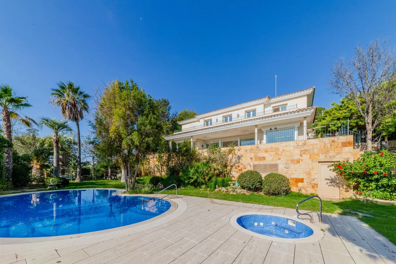 living - 910m² house / villa for sale in Terramar, Barcelona - gallery - 2