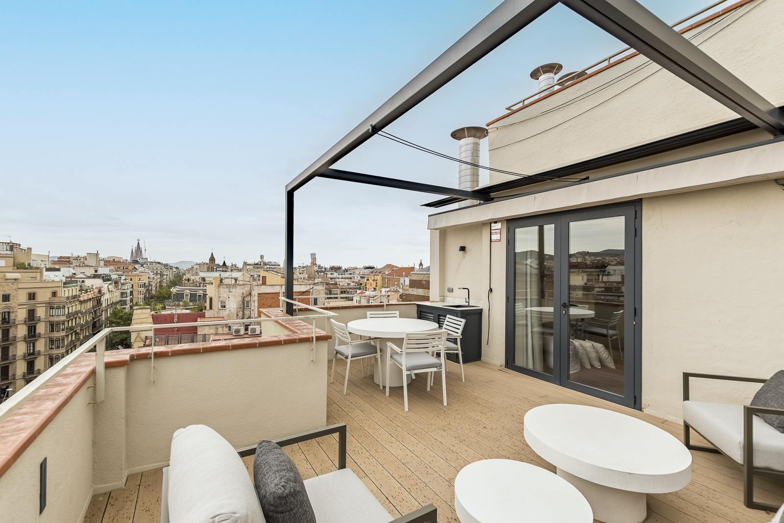 living - Ático de 50m² con 53m² terraza en venta en Eixample Izquierdo - gallery - 2