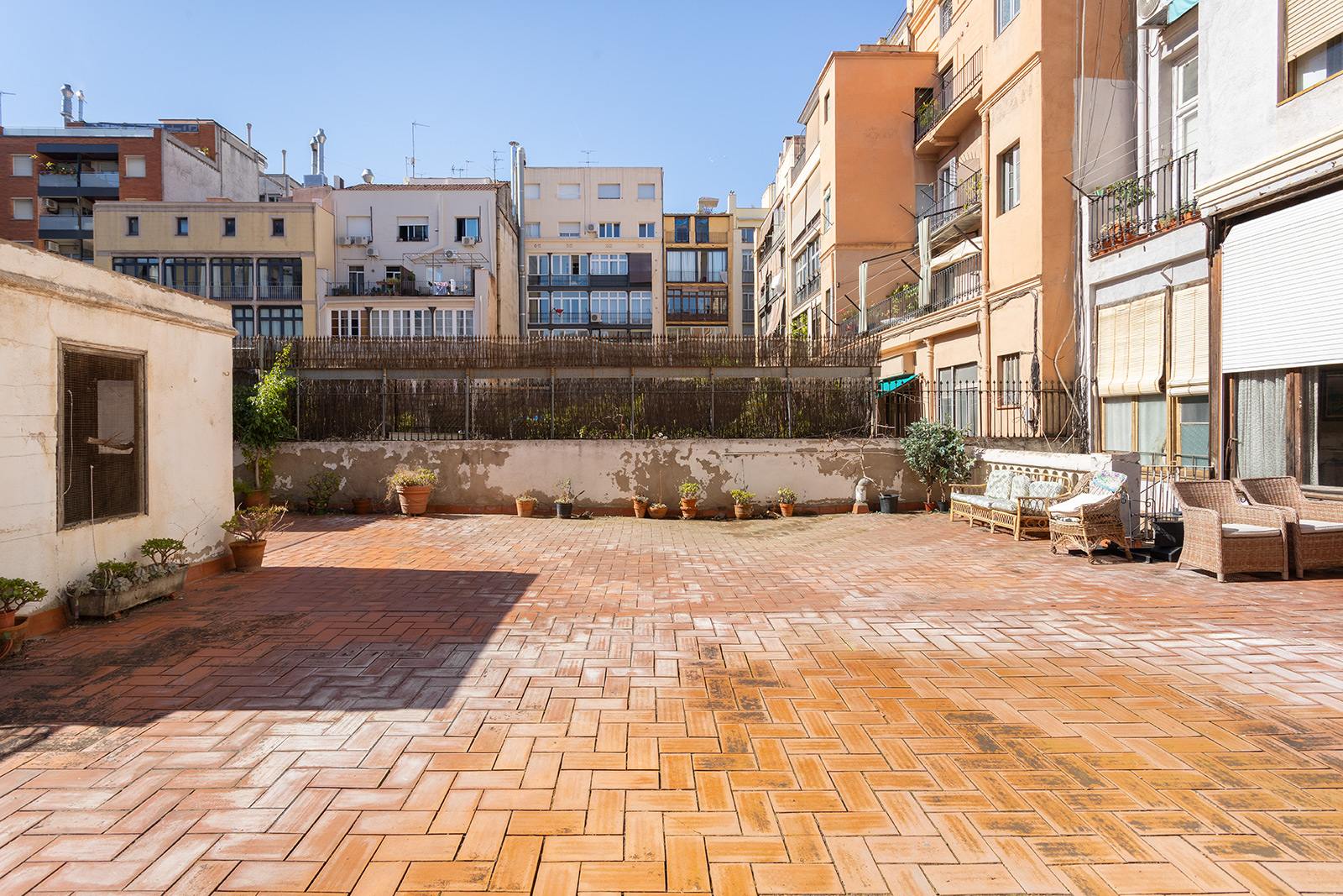 living - Piso de 315m² con 187m² terraza en venta en Eixample Derecho - gallery thumbnail - 4