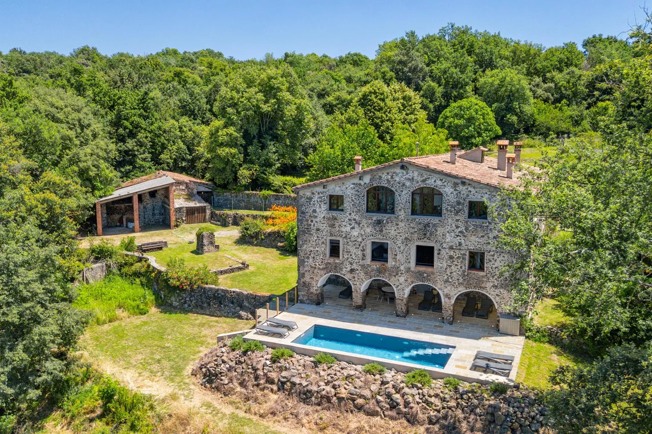 living - 685m² country house for sale in La Garrotxa, Girona - gallery - 2