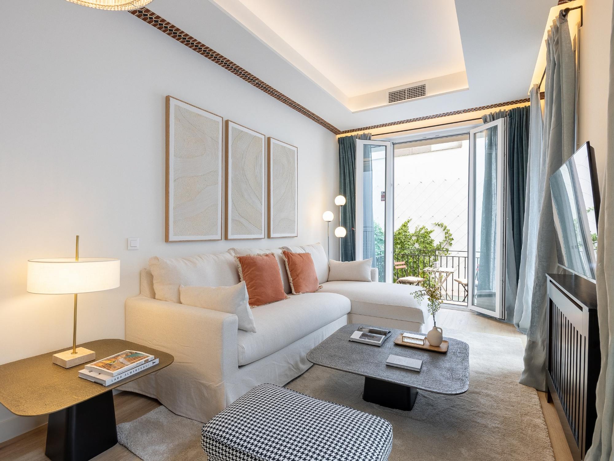 living - Piso de 93m² en alquiler en Embajadores, Madrid - featured