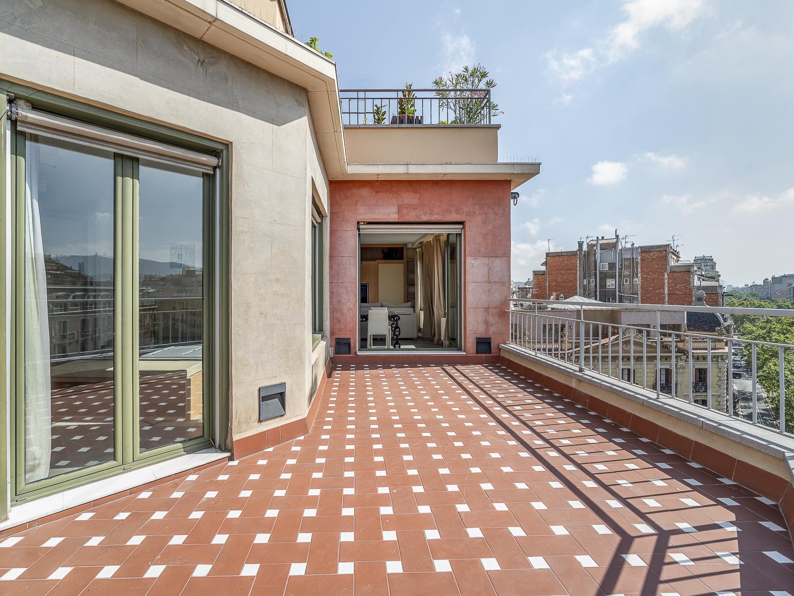 living - Ático de 91m² con 18m² terraza en venta en Eixample Derecho - gallery thumbnail - 4