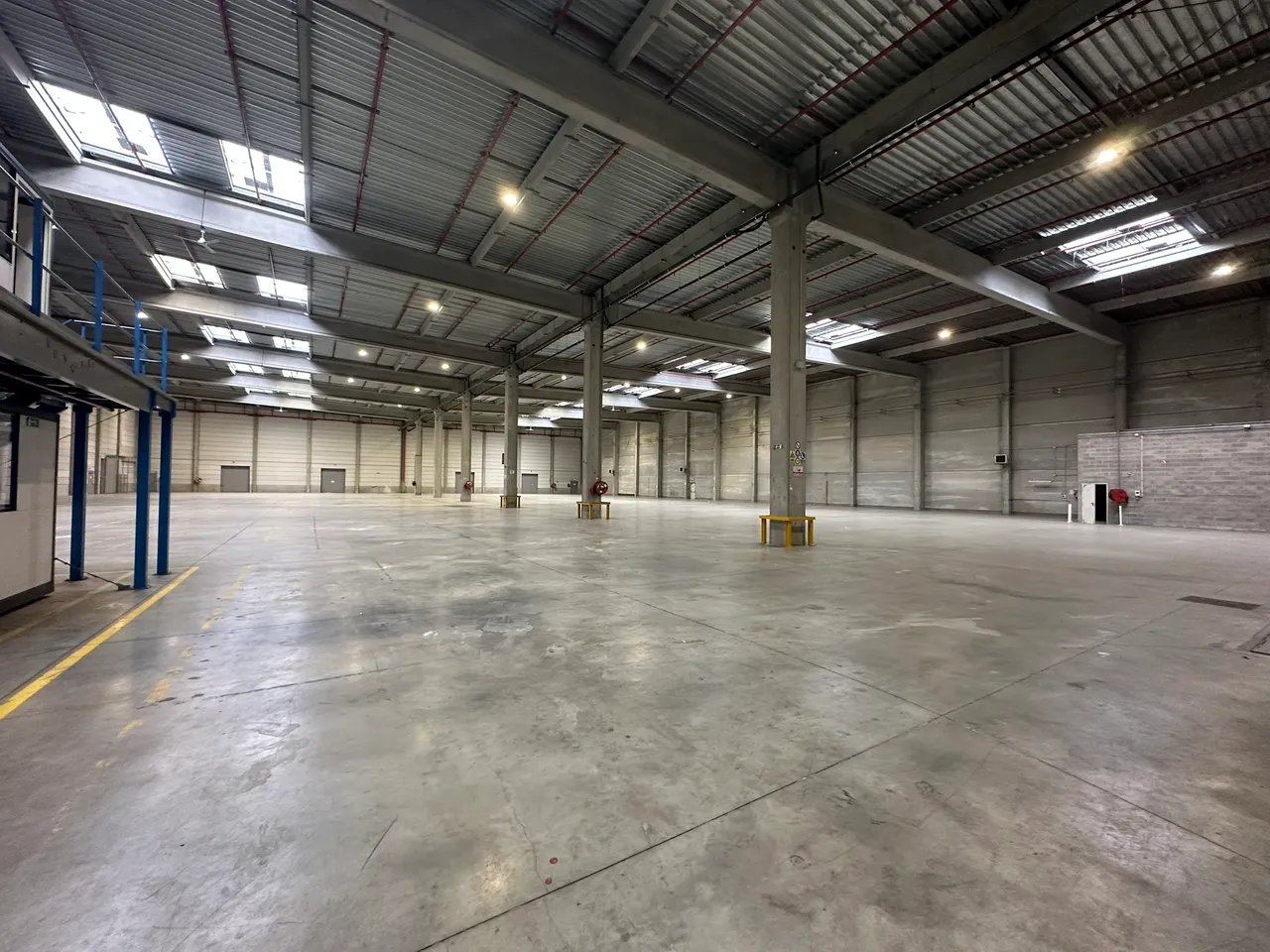 logistics - Logistics Warehouse For Rent - gallery - 8