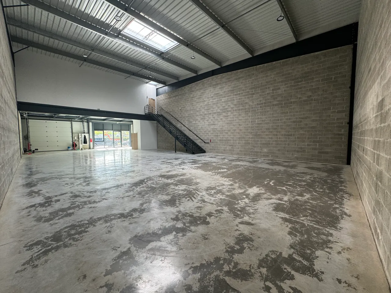 logistics - Light Industrial Premises / Offices For Rent - gallery - 2