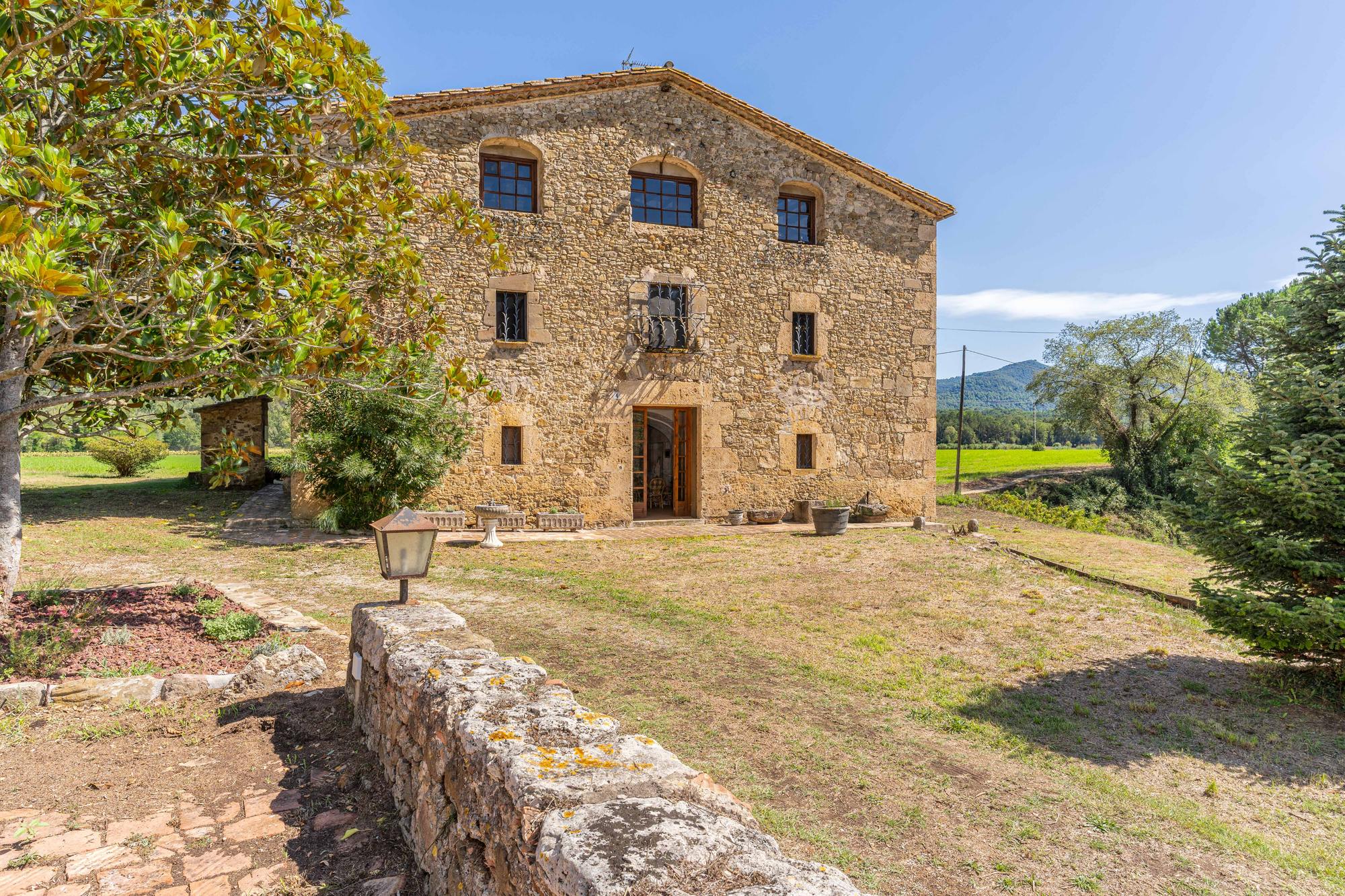 living - Casa rural de 1,082m² en venta en Pla de l'Estany, Girona - gallery thumbnail - 3