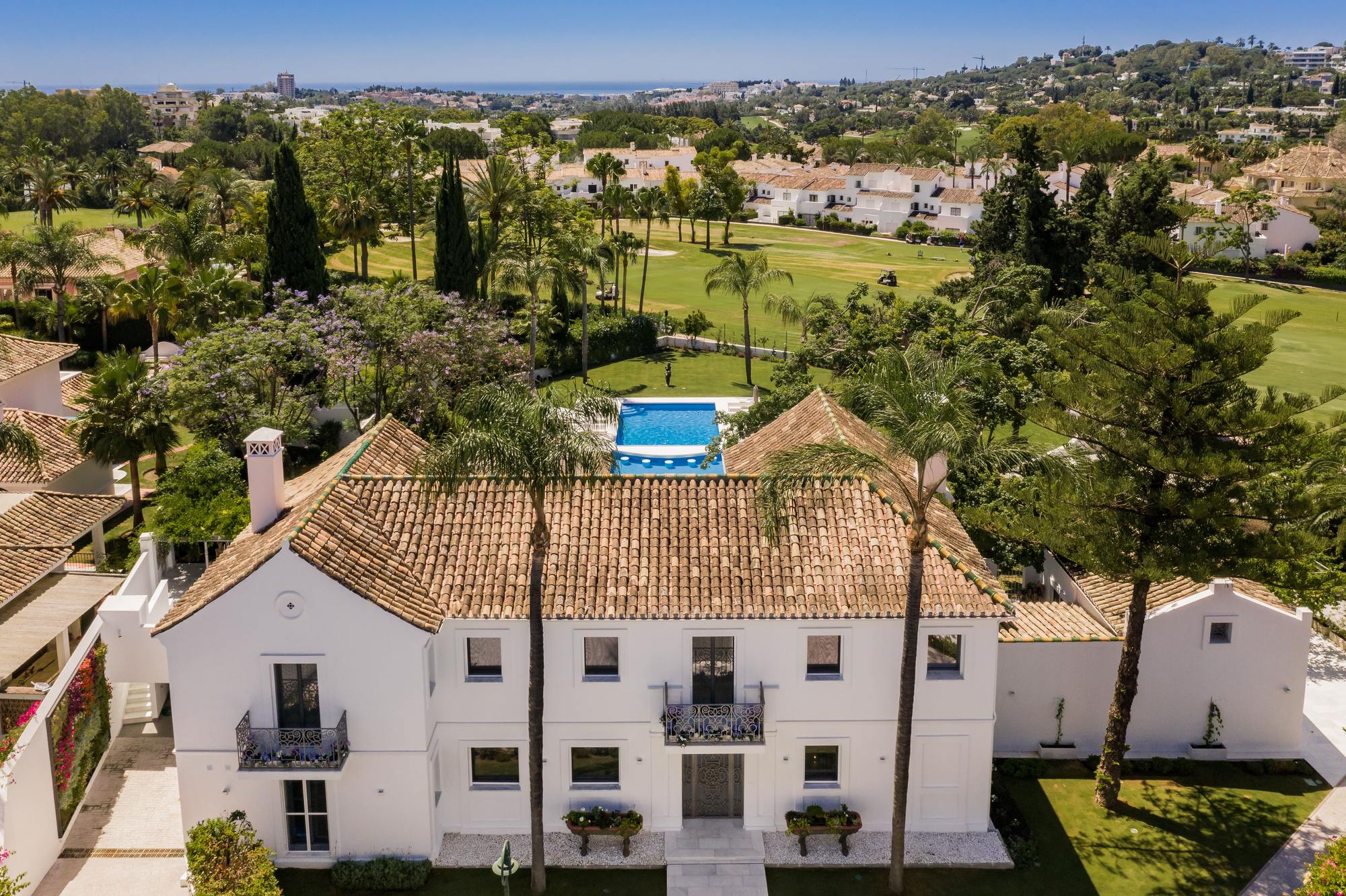 living - 712m² house / villa with 236m² terrace for sale in Nueva Andalucía - gallery - 2
