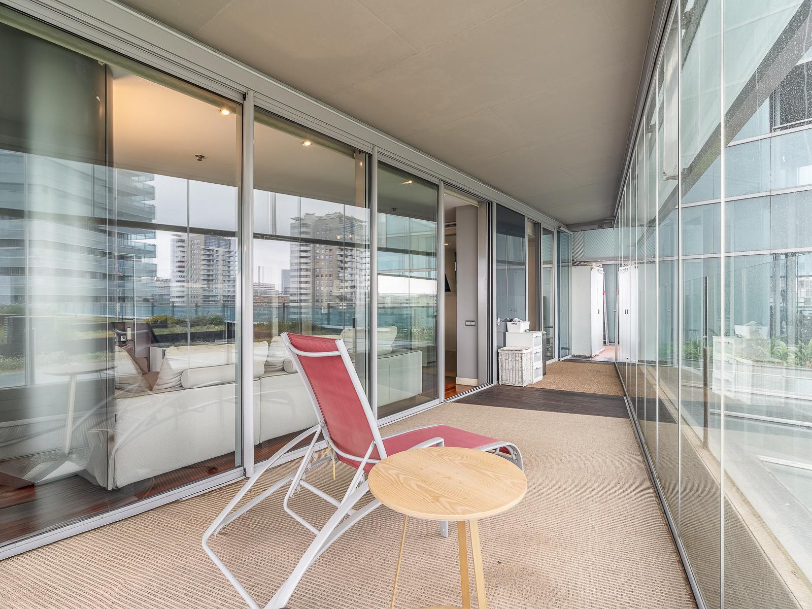 living - Piso de 133m² con 72m² terraza en venta en Diagonal Mar - gallery - 5