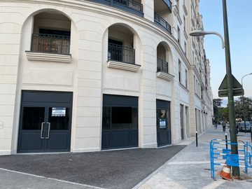 retail - Shop At The Foot Of The Building For Rent - featured