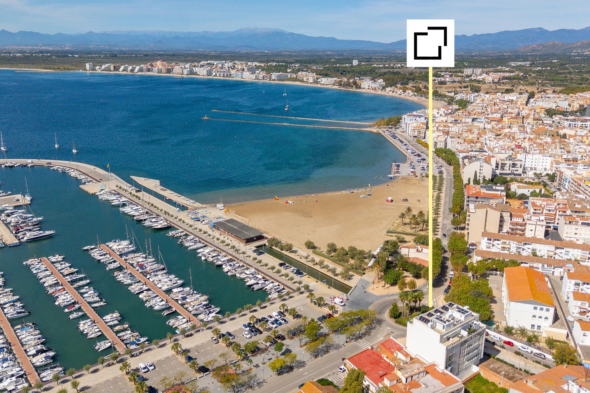 living - 186m² apartment for sale in Bay of Roses, Costa Brava - featured